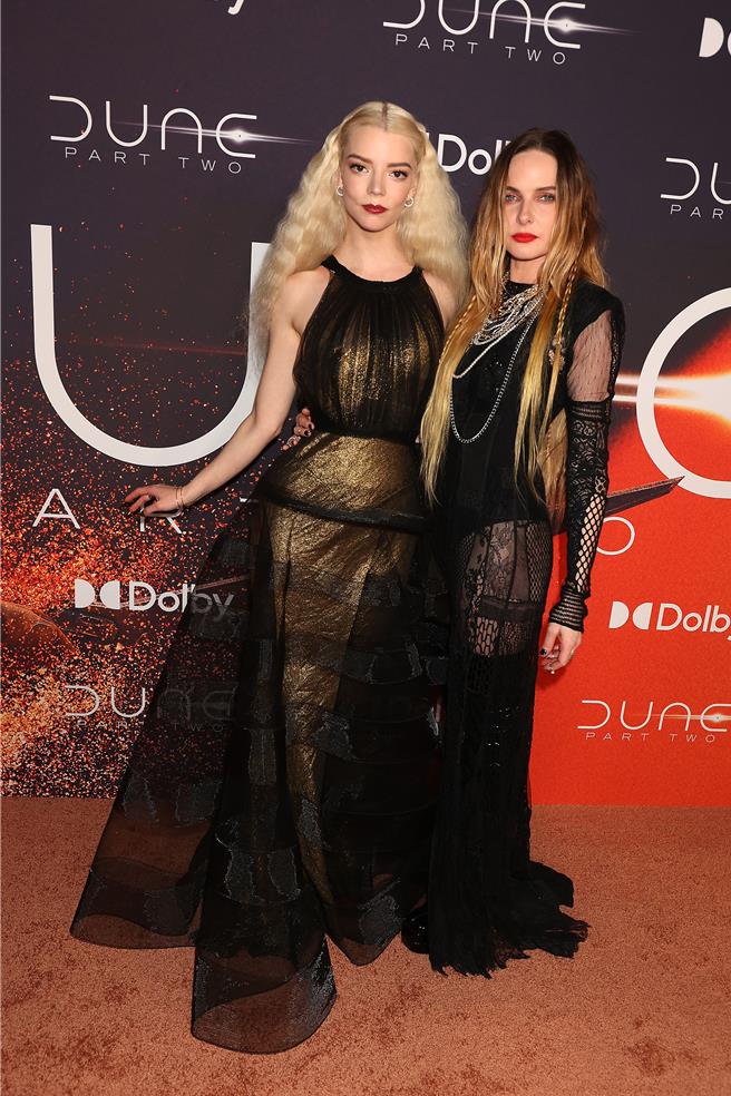 安雅泰勒喬伊（左）、蕾貝卡弗格森皆以「暗黑」風格登場，安雅的「螞蟻腰」更是備受關注。（華納兄弟提供）