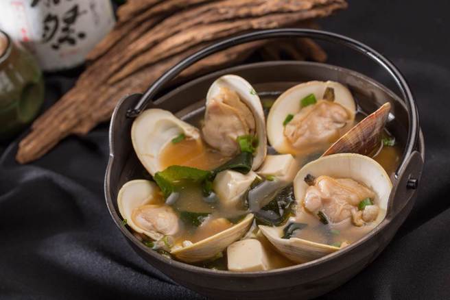 蛤蜊吐沙的关键是盖上盖子，泡在3%盐水中。（示意图：shutterstock／达志）