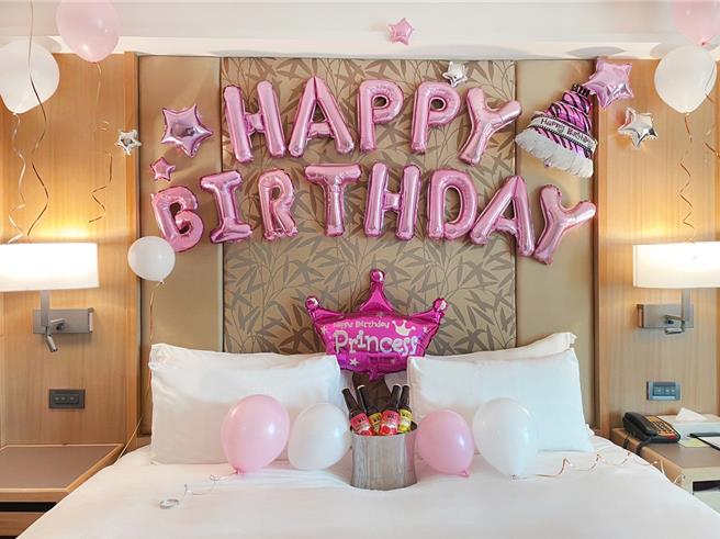 福容高雄店推出2月29日壽星專屬住房優惠，每人加價229元即可升等「浪漫景觀套房」、贈氣泡雞尾酒、4吋生日蛋糕、生日佈置與生日卡片。(福容大飯店高雄提供)