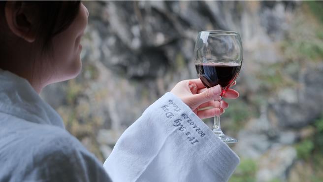 太魯閣晶英酒店貼心贈送壽星精選紅酒1瓶、生日蛋糕及壽星專屬訂製浴袍等多重好禮。(太魯閣晶英酒店提供)★《中時新聞網》關心您：飲酒過量，有礙健康。酒後不開車，安全有保障！