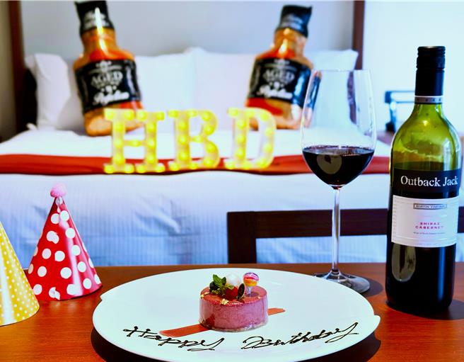 太魯閣晶英酒店為229壽星特別準備桑葚莓果慕斯蛋糕，搭配優雅且順口的紅酒，為壽星慶生。(太魯閣晶英酒店提供)★《中時新聞網》關心您：飲酒過量，有礙健康。酒後不開車，安全有保障！