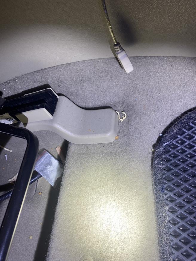 員警在副駕駛座下查獲1包海洛因。（警方提供）