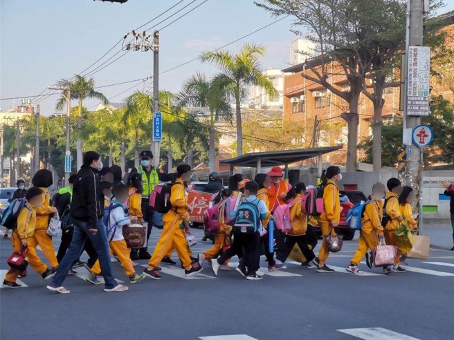 彰化縣內12歲以下兒童行人近3年死傷人數有逐年增加的趨勢，從2022年的53傷，到去年的73傷、1死，多數是未依規定走行穿線、穿越馬路，甚至路上嬉戲等為最大宗。（本報資料照片）