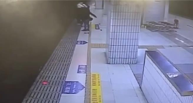 永平高中李姓男學生見到老婦落軌，果斷跳到鐵軌，救出老婦，還好2人均平安無事。（鐵路警察局提供）