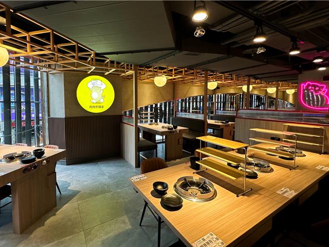 「肉之间」拥有一般小火锅亲民价和个人独食特色，并以集团优势，在汤底、食材、店家环境上凸显品牌竞争力，抢攻平价锅物市场。(肉之间．大盘肉幸福锅物提供)