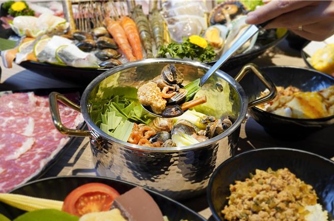 台式有料汤底「古早味鱿鱼螺肉蒜锅」，完美復刻古早味，需加价180元；另有「剥皮辣椒蛤蜊鸡腿锅」。(肉之间．大盘肉幸福锅物提供)