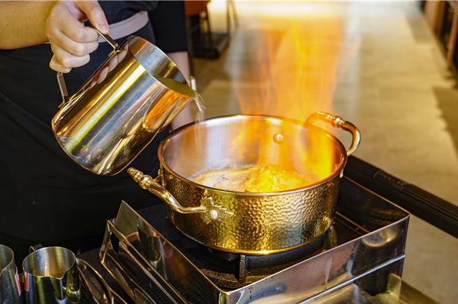 本季限定「麻油鸡胇鸡腿锅」、「烧呼呼姜母鸭锅」分为有酒版与无酒版，选择有酒版将有专人桌边爆炒，带来味觉、嗅觉与视觉的美食飨宴。(肉之间．大盘肉幸福锅物提供)