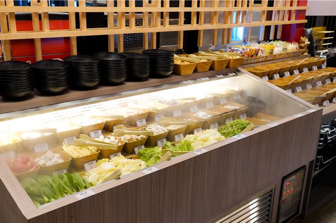 「肉之间」欢乐吧提供30至34种季节鲜蔬、手工火锅料、8种麵食、19种佐料酱汁、新鲜鸡蛋、30种茶饮，欢乐吧每人390元加1成。(肉之间．大盘肉幸福锅物提供)