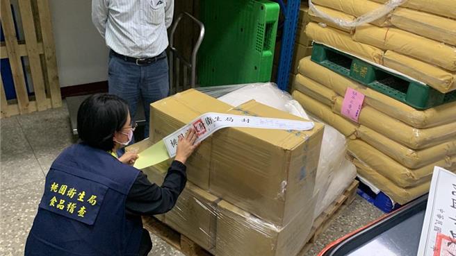 蘇丹紅食安問題持續延燒，桃園市衛生局封存含有蘇丹紅的辣椒粉。（桃園市衛生局提供）