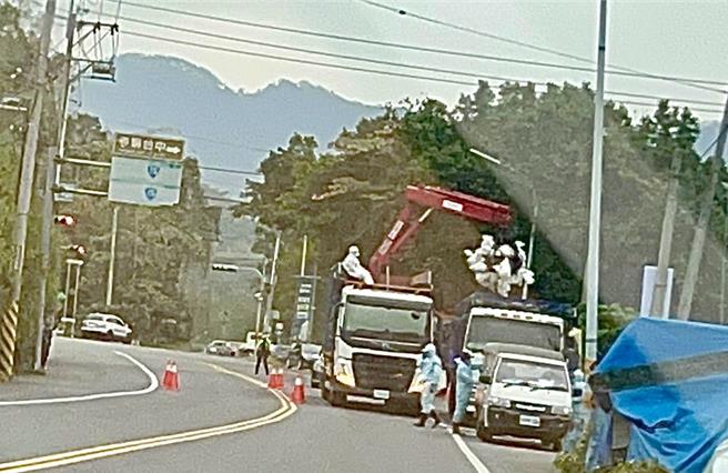民眾直击，南投县感染禽流感遭扑杀鸡只没有直接载去焚毁，竟中途换车，忧心「搬运瘟疫鸡只，提高其他畜牧场感染可能性」。（民眾提供／杨静茹南投传真）
