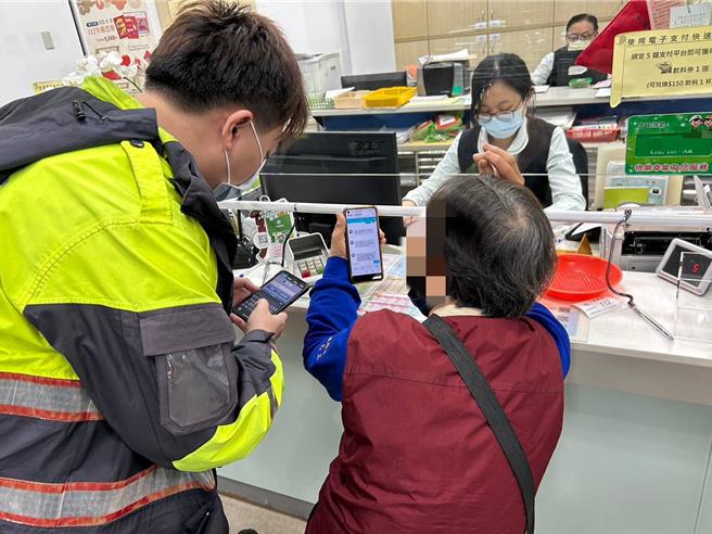 桃园市大园区一名妇人提供租屋想找房客，险落入投资陷阱员警即时阻诈。(警方提供／吕筱蝉桃园传真)