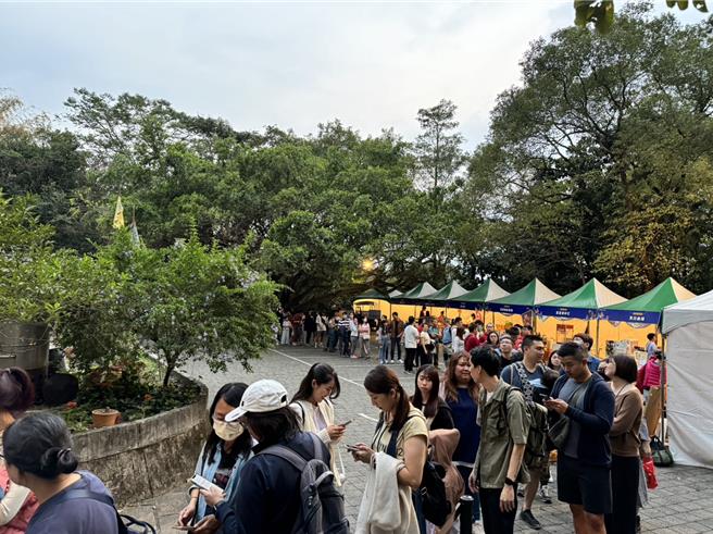 奇幻大津活动期间排队人潮。(屏县府提供)