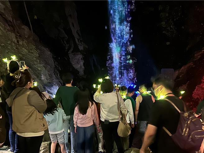 彩虹瀑布让游客惊艳。(屏县府提供)