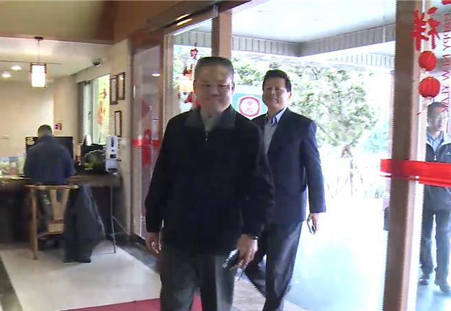 2024年2月26日新金门县／海巡署副署长许静芝（前）下午15点30分再度进行第8次闭门协商。（民眾提供／于家麒金门传真）