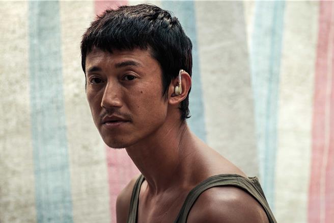 吴慷仁在电影《富都青年》饰演甘于接受命运安排的哥哥阿邦。（甲上娱乐提供）