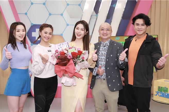 賴芊合（左起）、張䕒心、白家綺、Paul、江振愷進棚參與《醫學大聯盟》。（民視提供）