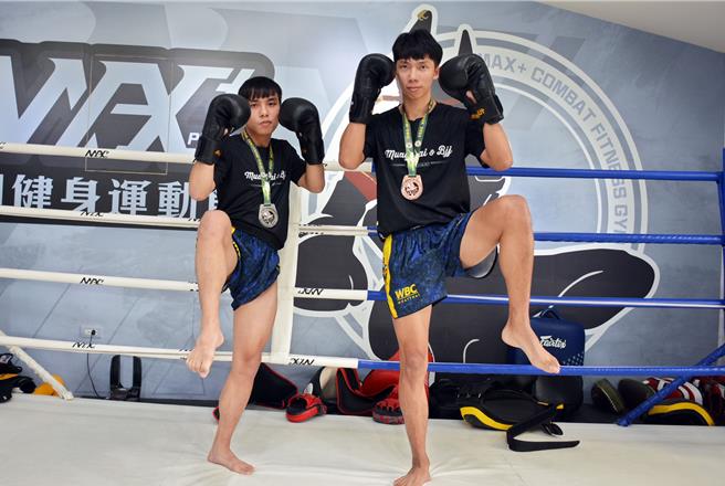 日前在泰國曼谷完賽的世界泰拳錦標賽，24歲金紹瑾（左）與26歲吳沛鋆分別拿下一面銀牌與銅牌。（林和生攝）