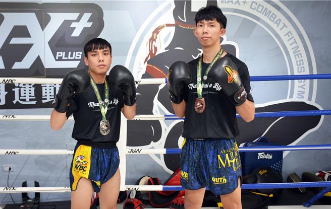 代表台灣參加在泰國曼谷舉辦的世界泰拳錦標賽，24歲金紹瑾（左）與26歲吳沛鋆分別拿下一面銀牌與銅牌。（林和生攝）