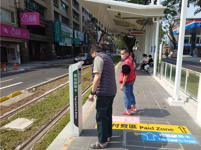 高雄轻轨今起正式收费，高捷公司提醒，进出轻轨月台都要记得刷卡，若被查获未刷卡恐遭罚50倍车资。（任义宇摄）