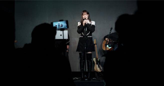 小薰日前開唱。（Say yes， Why？音樂會提供）