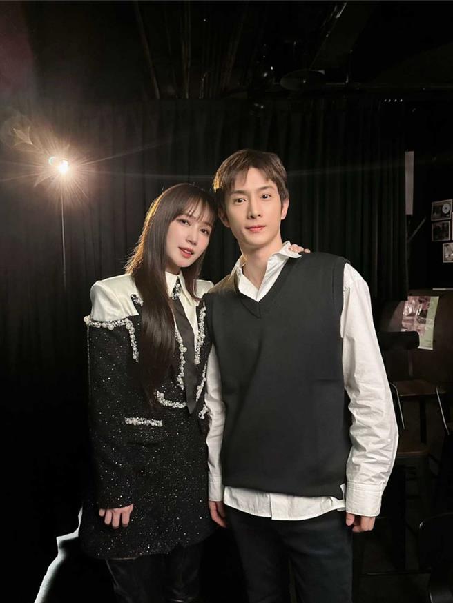 阿本（右）驚喜現身與小薰合唱。（Say yes， Why？音樂會提供）