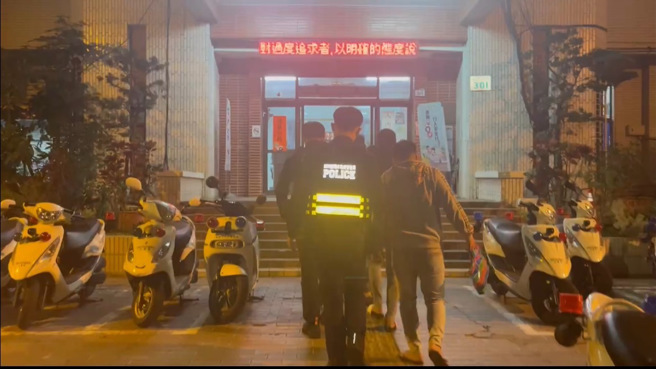 高雄1名16歲林姓遭按喇叭怒譙，遭5惡煞持棍棒下車痛毆，警方將5人依違反傷害、毀損、妨害秩序等罪嫌依法究辦。（圖／警方提供）