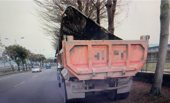 台中市37歲陳姓男子26日中午12點多駕駛砂石車行經太平區太堤東路與工業17路口時，車輛附載之拖車防塵網不慎碰撞路口紅綠燈，造成紅綠燈受損，數顆燈號就垂掛在燈柱上搖搖欲墜。（民眾提供／潘虹恩台中傳真）