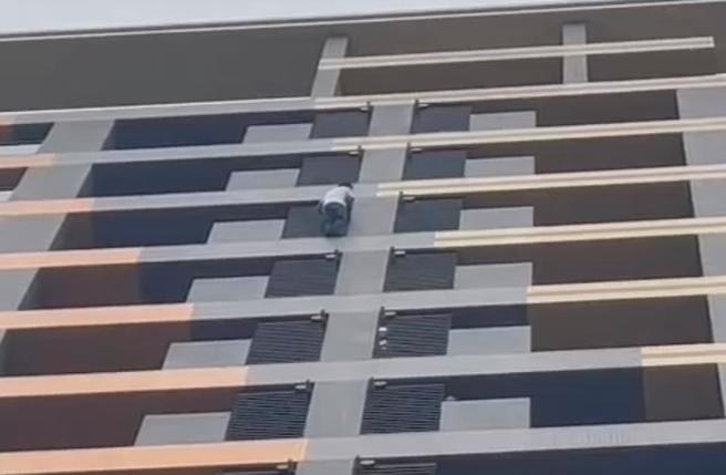 桃園1名40歲徐姓男子平日擁槍自重，警方蒐證後前往攻堅逮人，徐男一見警方立即從16樓爬窗逃逸。（翻攝畫面）