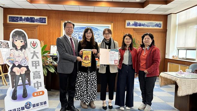 大甲高中美工科近年来表现出色，企业将每年赞助耗材经费。（陈淑娥摄）