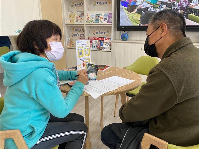 專業就服員協助銀髮族一對一職涯諮詢。(中彰投分署提供)