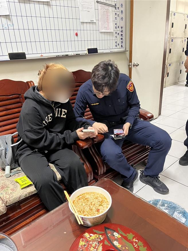 来台就学的越南籍阮姓女大生，趁假日到台中旅游，却搭错车迷路，警方透过翻译软体与其沟通，协助查询公车班次及乘车地点，顺利助她返回学校宿舍。（警方提供／王煌忠台中传真）