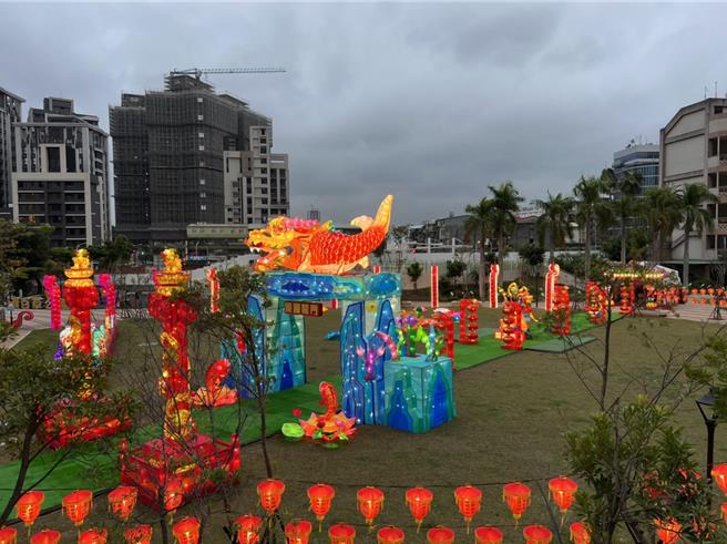 三重先嗇宮舉辦的元宵燈會原本只展出至元宵節，但因反應熱烈，廟方宣布延期至3月3日。（三重先嗇宮提供／呂健豪新北傳真）