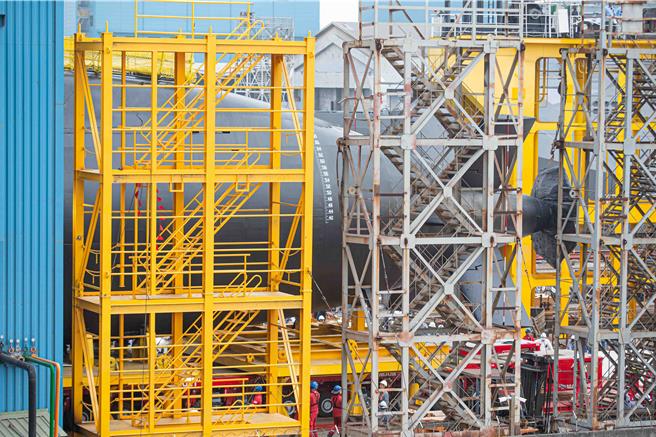 今（26）日傍晚5时本报直击「海鲲号」已经从海昌厂房出厂，但目前只看到尾翼。（袁庭尧摄）