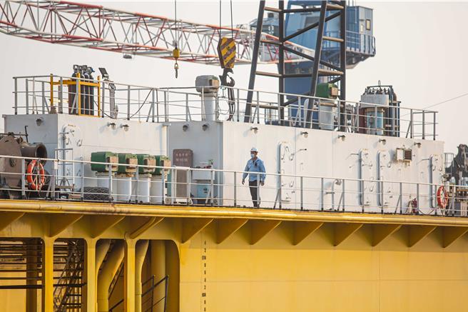 国造首艘潜舰「海鲲号」现阶段仍为泊港测试（HAT），中信8号大型浮坞上周已进驻台船海昌厂前码头。（袁庭尧摄）