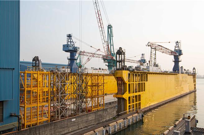 今天工作人员在浮坞忙进忙出整备。（袁庭尧摄）