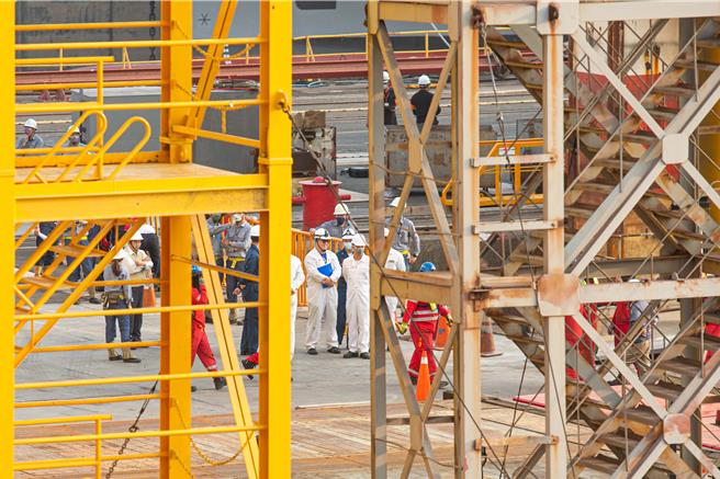 今天工作人员在浮坞忙进忙出整备。（袁庭尧摄）