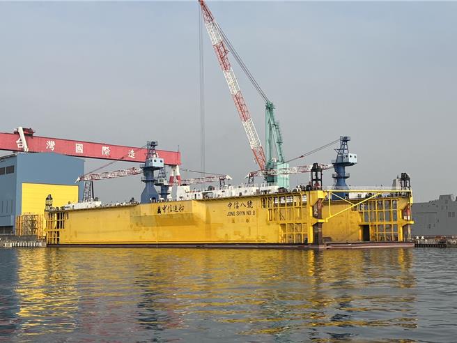 国造首艘潜舰「海鲲号」现阶段仍为泊港测试（HAT），中信8号大型浮坞上周已进驻台船海昌厂前码头。（袁庭尧摄）