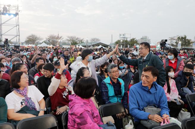 市長黃偉哲前往超級夜總會錄影現場與民眾互動 (圖片來源：台南市政府提供)
