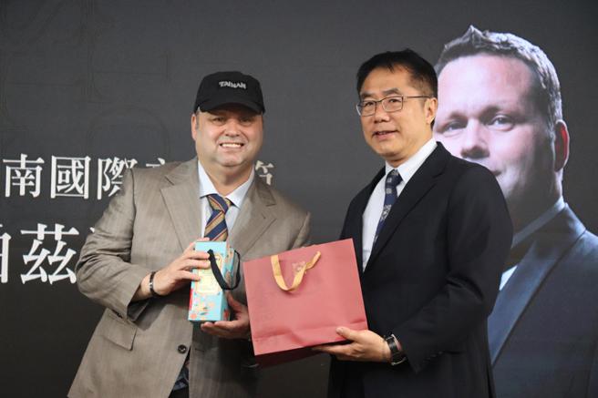 市长黄伟哲赠伴手礼予保罗帕兹 (图片来源：记者谢欣泽拍摄)