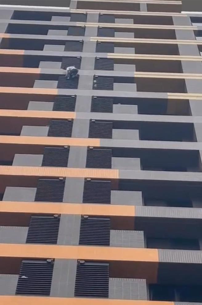 徐姓男子當蜘蛛人爬16樓外牆畫面險象環生。(翻攝照片／蔡依珍桃園傳真)