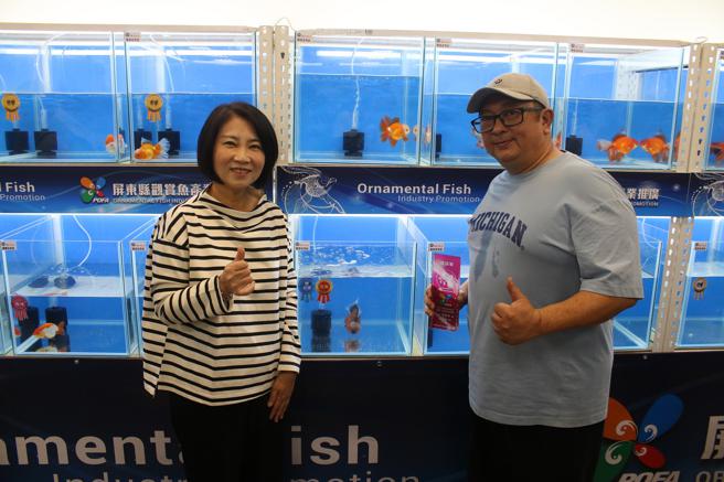 周春米与2024国际观赏鱼比赛金鱼冠军选手。（图片来源：屏东县政府提供）
