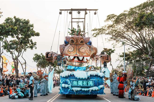 2024台湾灯会高铁灯区元宵佳节启灯，图为高铁灯区踩街大游行。（市府观旅局提供／洪荣志台南传真）