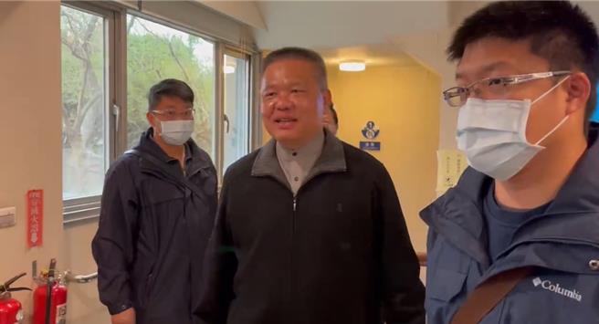 2024年2月26日新金門縣／海巡署副署長許靜芝（中）今（26）日下午15時30分再度帶領相關人員，前往金門陸島酒店與陸方代表進行第8次閉門協商。（民眾提供／于家麒金門傳真）