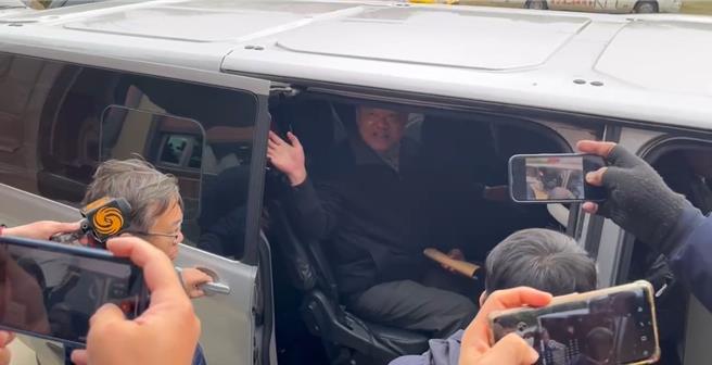 2024年2月26日新金門縣／海巡署副署長許靜芝對於媒體提問，只簡單回應「好，謝謝，辛苦了」，便上車離去不願多談。（民眾提供／于家麒金門傳真）