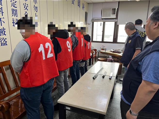 警方將涉案8人逮捕到案。（民眾提供／李京昇苗栗傳真）