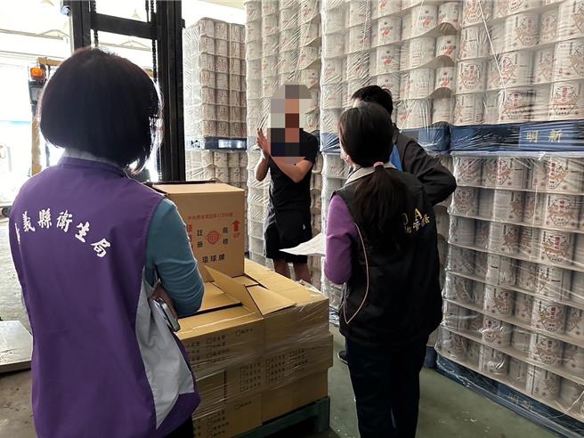 嘉義縣衛生局啟動稽查，在嘉縣食品中盤商查獲共110包問題豬肉乾，已將違規產品全數下架。（嘉義縣政府提供∕呂妍庭嘉義傳真）