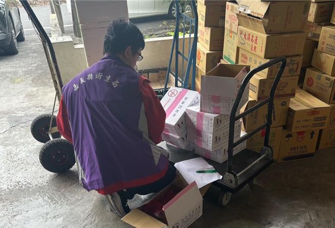 嘉義縣衛生局啟動稽查，在嘉縣食品中盤商查獲共110包問題豬肉乾，已將違規產品全數下架。（嘉義縣政府提供∕呂妍庭嘉義傳真）