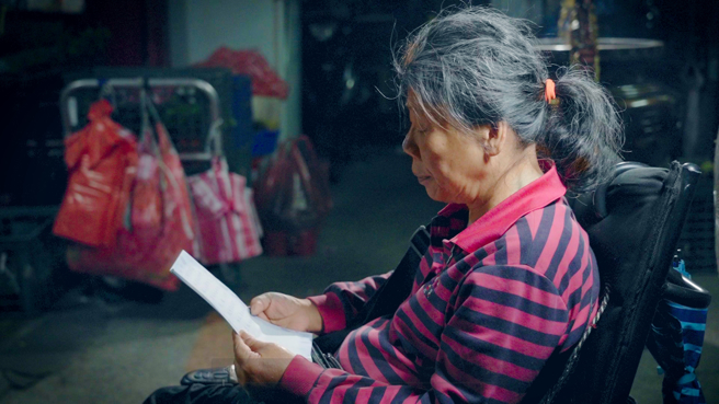 万华「盆栽爷爷」65岁瘫痪妻本月20日病逝。(吴振煌拍摄)