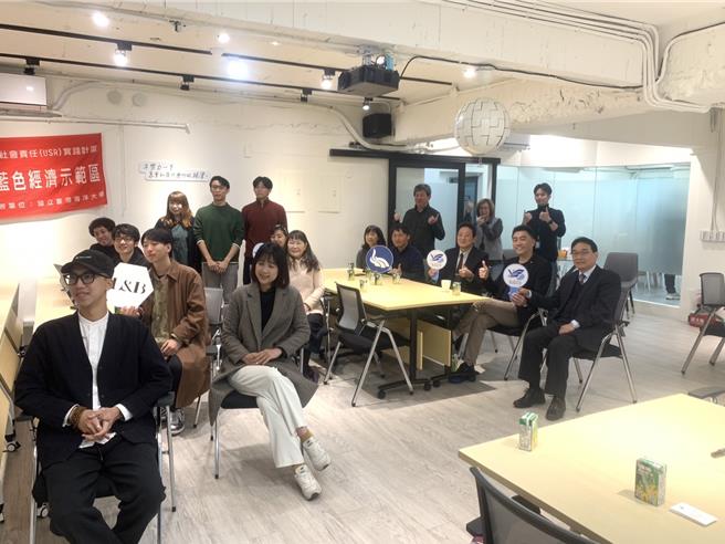 由国立台湾海洋大学所办理的「USR计画」，26日邀请日本与基隆的新创团队于基隆Working Bar创业商务空间交流，同时也邀请立法委员林沛祥（后排座位右二）以及主办单位海洋大学的副校长庄季高（后座位右一）蒞临指导。（徐佑升摄）