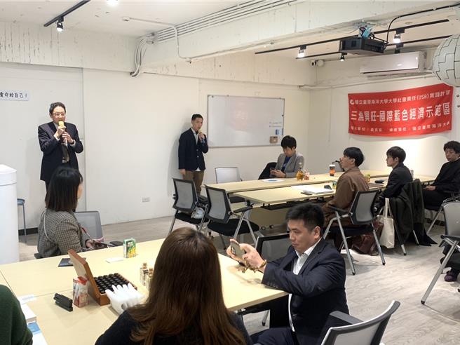 由国立台湾海洋大学所办理的「USR计画」，26日邀请日本与基隆的新创团队于基隆Working Bar创业商务空间交流。海大副校长庄季高（前排左一）表示，USR计画今年台日交流成效非常好，每次对谈都激起许多创新的火花，期待开拓出日后更多良好的商机与契机。（徐佑升摄）